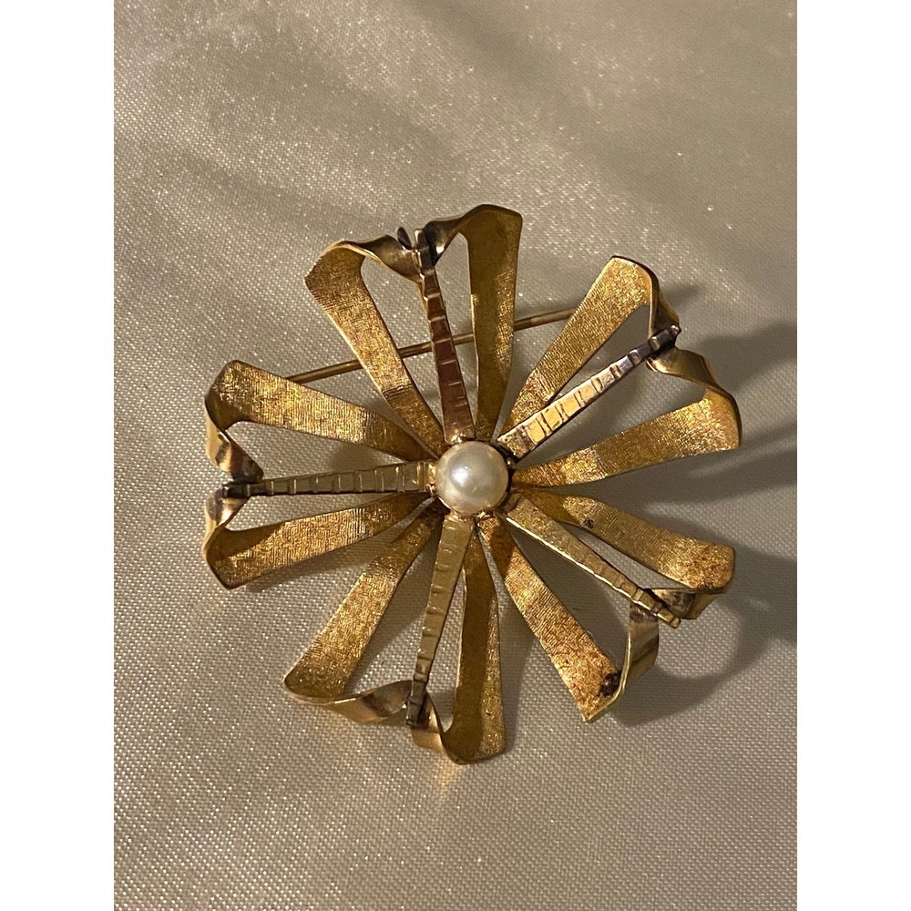Vintage Carl-Art 12k Gold & Pearl Flower Pin